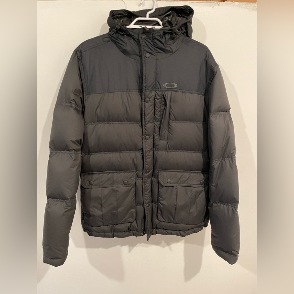 Excellent condition Oakley down ski / Puffer jacket 

Black 
Size large